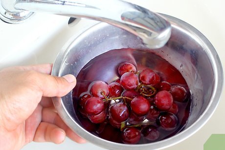 Изображение с названием Wash Grapes Step 3