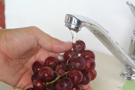 Изображение с названием Wash Grapes Step 2