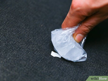 Изображение с названием Remove Chewing Gum from a Car Seat Step 2