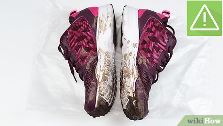 Изображение с названием Clean Muddy Running Shoes Step 2