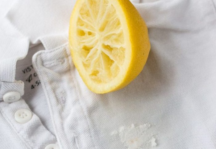 Подойдет свежевыжатый лимонный сок или раствор кислоты / Фото: poleznii-site.ru