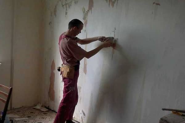 как удалить обойный клей со стен: подготовительные работы