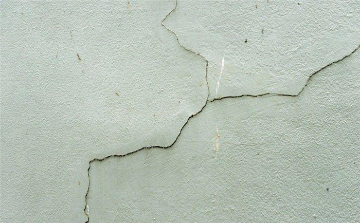 Трещины, сколы и углубления на поверхности декоративной штукатурки являются причиной демонтажа материала