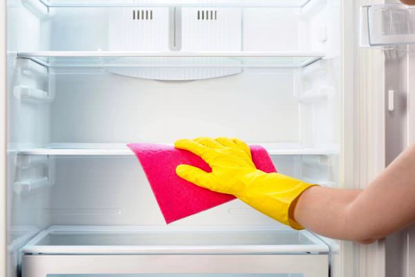 Также при очистке холодильника стоит обратить внимание на качество и состав моющих средств и приспособлений.
