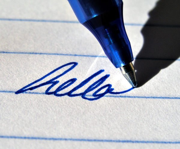 Гелевая ручка пишет «hello»